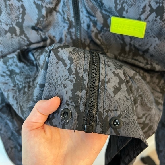 GUESS Women’s Gray Snakeskin Windbreaker Size Small - Picture 5 of 11